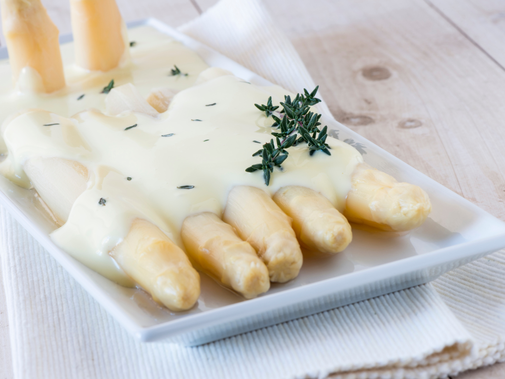 Plato gourmet con esparrago blanco