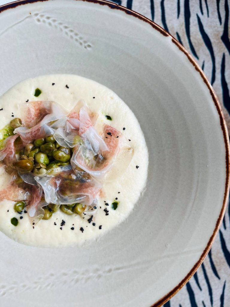Habitas baby con crema de espárragos blancos y velo de papada ibérica
